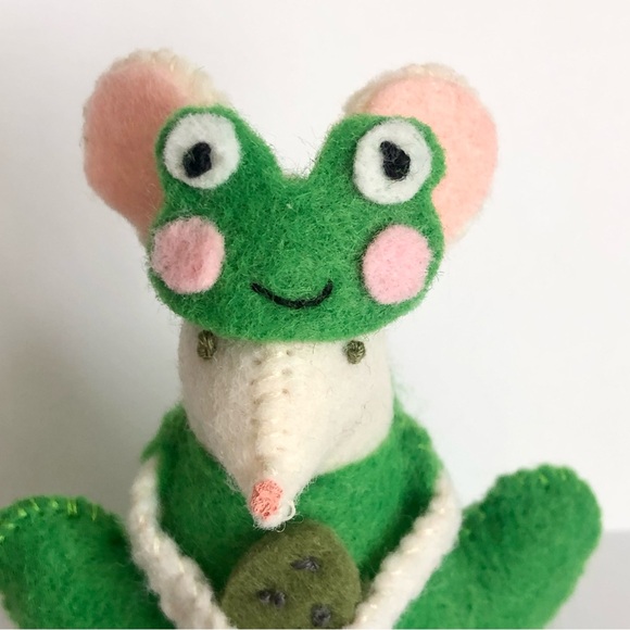 Spring Peeper Green Frog dressed Felt mouse holding a baby  tadpole pollywog - Picture 9 of 13